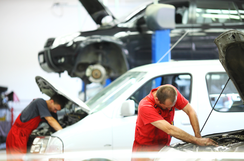 Auto Repairs: Dealership vs. Independent Mechanics - IStock 000028234912 Small