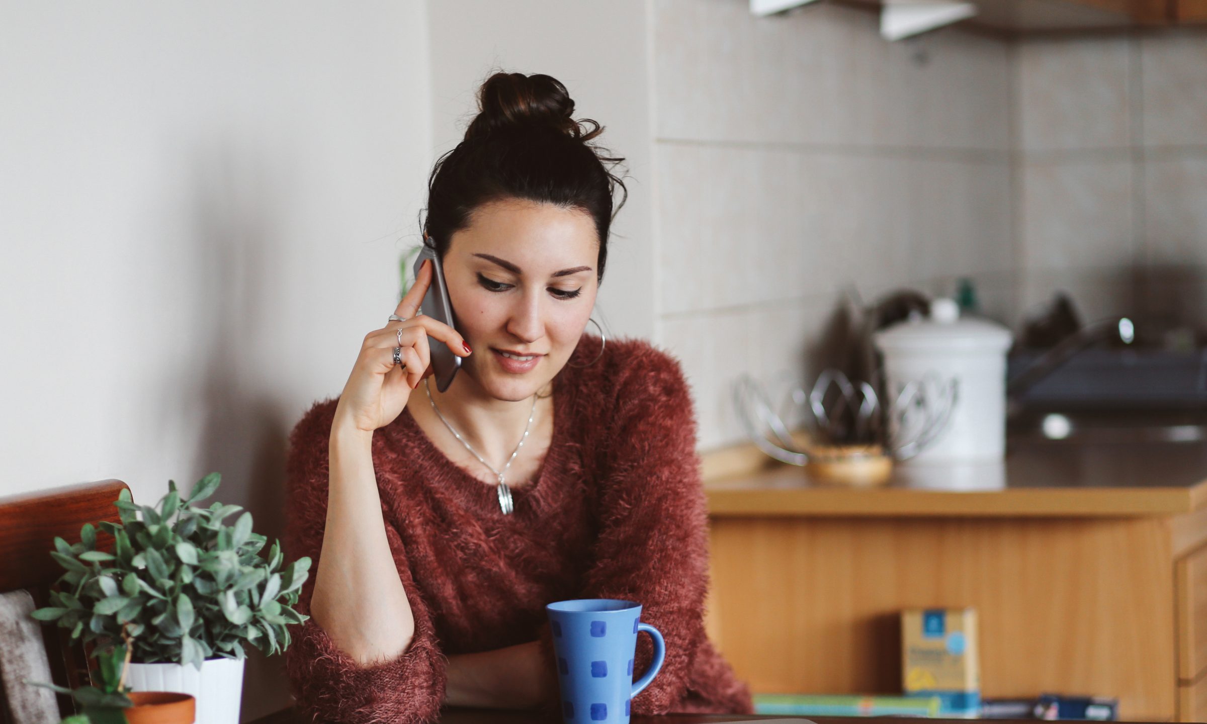 We call the phone. Женщина разговаривает сама с собой. Женщина разговаривает Сток. Woman talking. Хозяйка говорит по мобильному телефону.