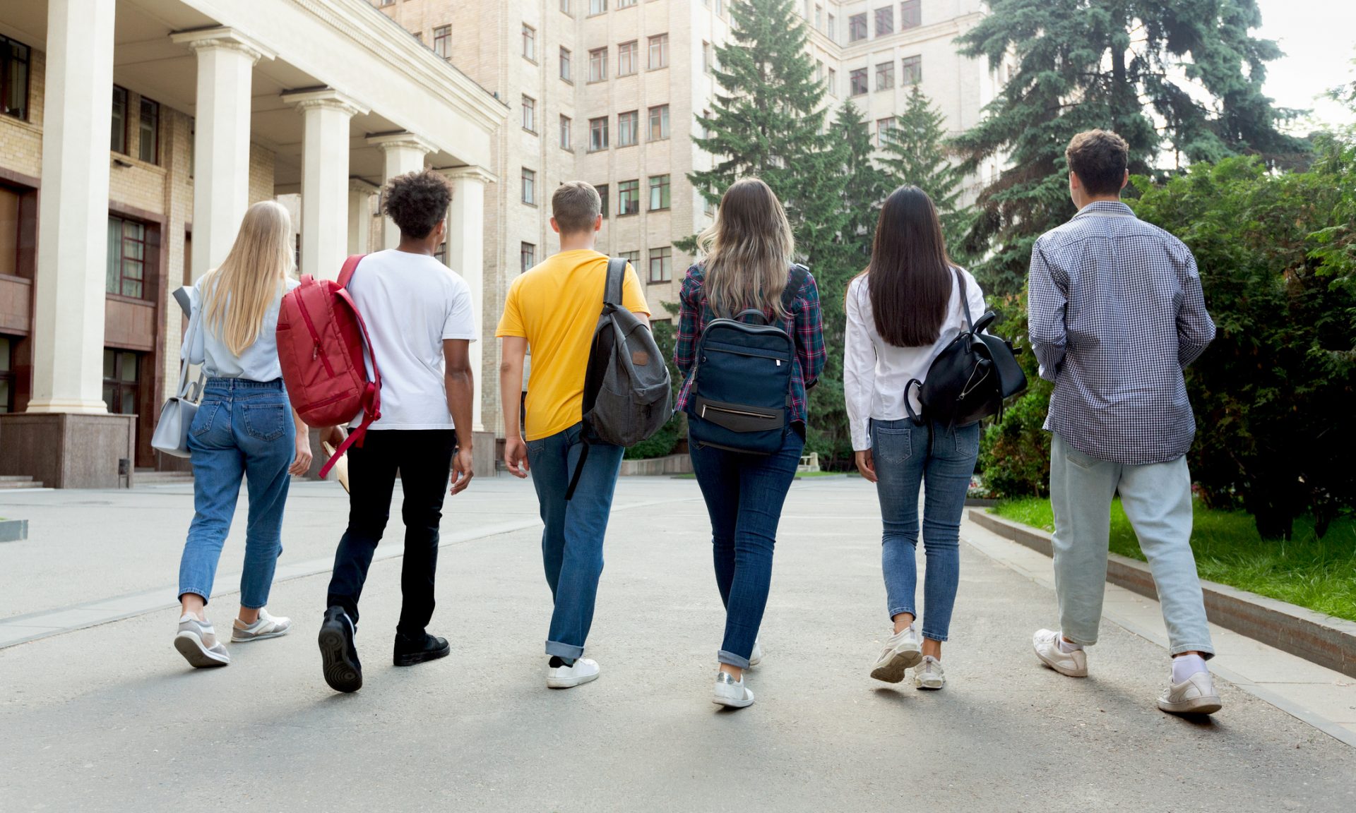 After studies. Молодежь гуляет. Студенты на прогулке. Студенты гуляют. Студенты идут на занятия.