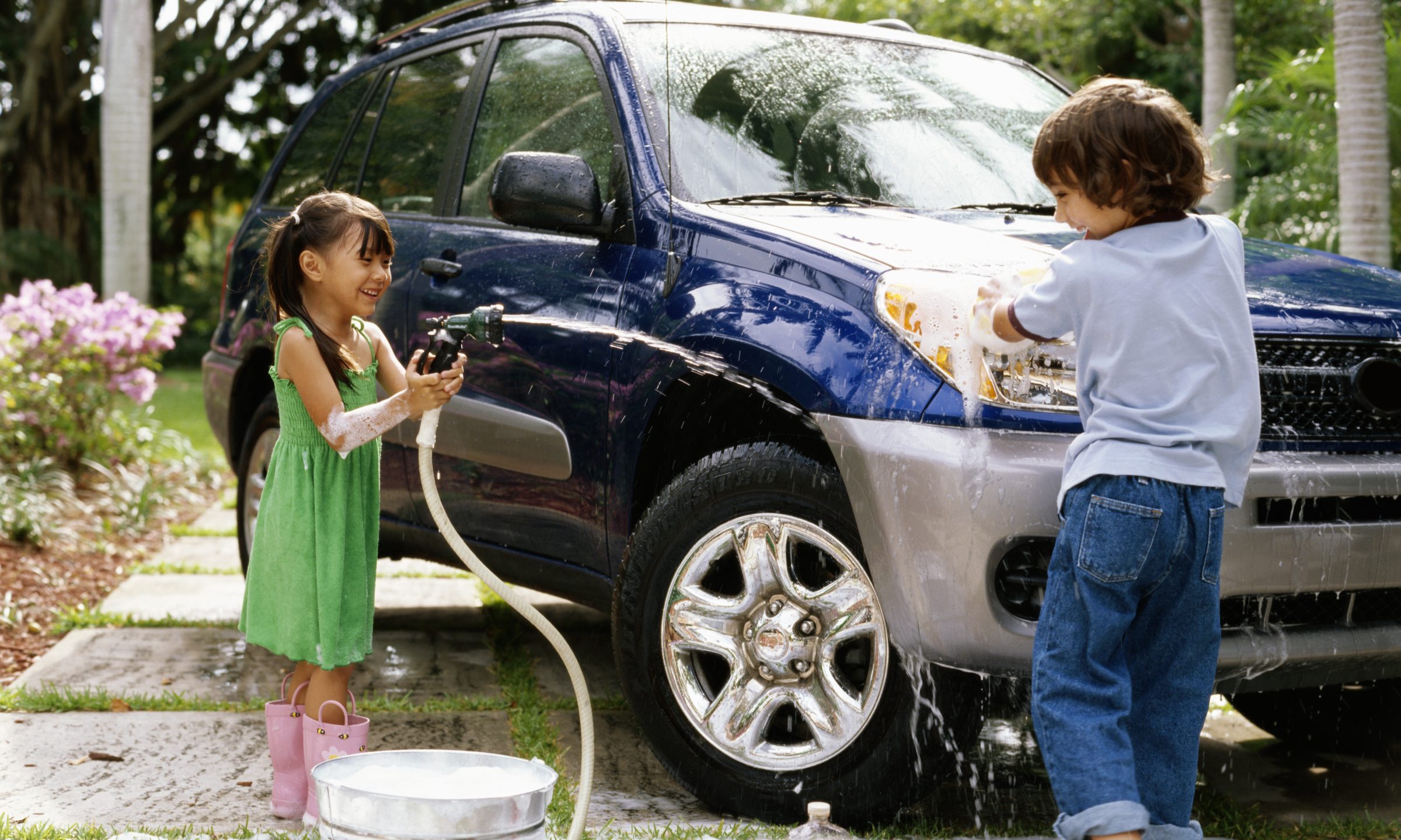 Is being washed. Мойка машины на даче. Ребенок моет машину. Человек моет машину. Мытье машины дети.