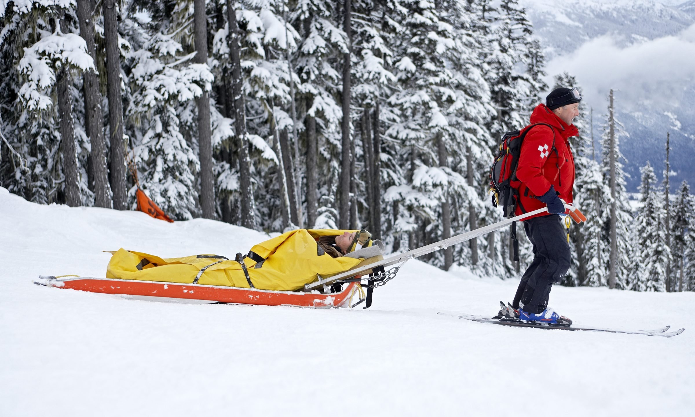 Ski time лыжный. Спасательные сани на горнолыжном курорте. Травмы на горнолыжном склоне. Лыжи для туризма. Спасатели на горнолыжном курорте.