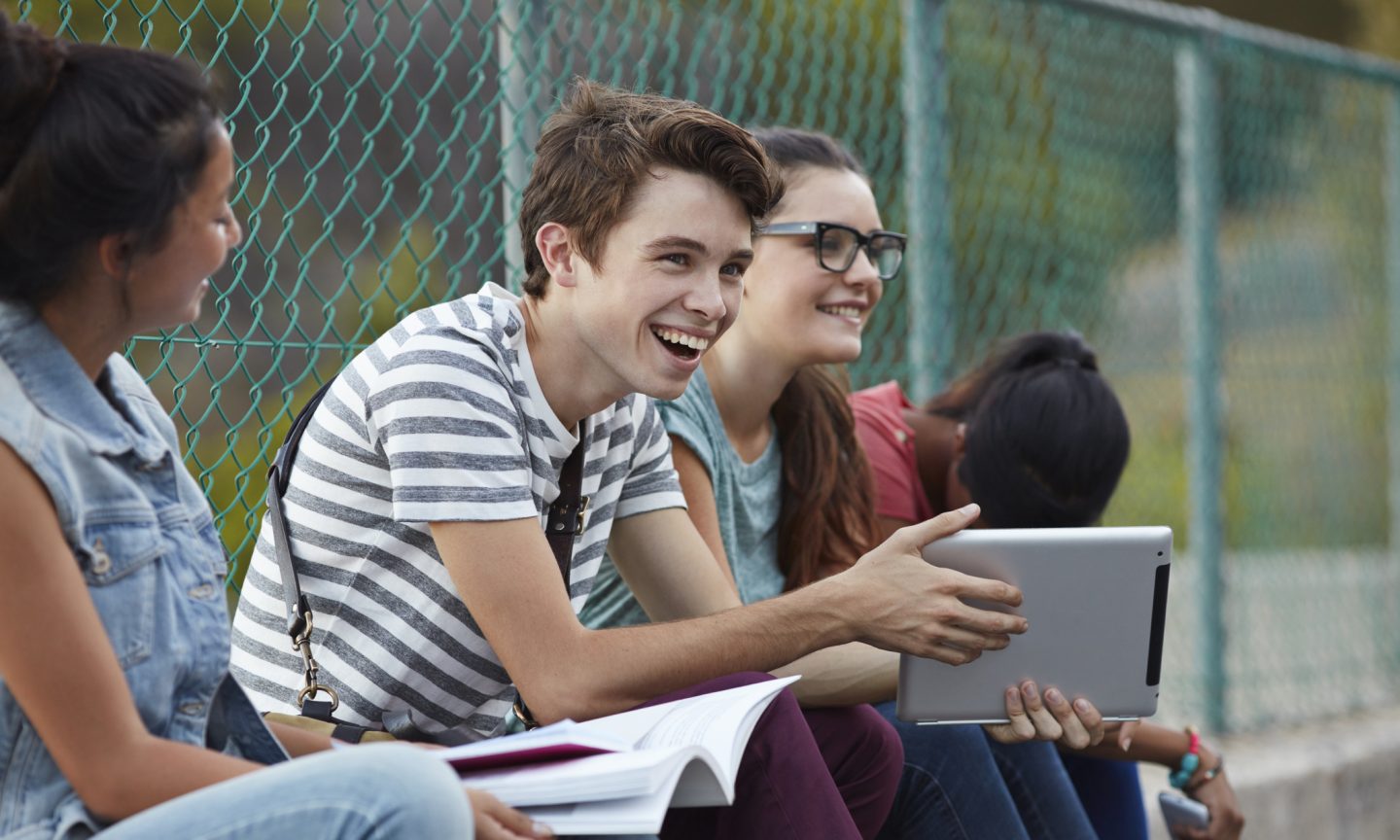 Teenagers can study. Одноклассники насмехаются. Ирония в подростковом контенте. Насмешки одноклассников 90. Эмоции Одноклассники.