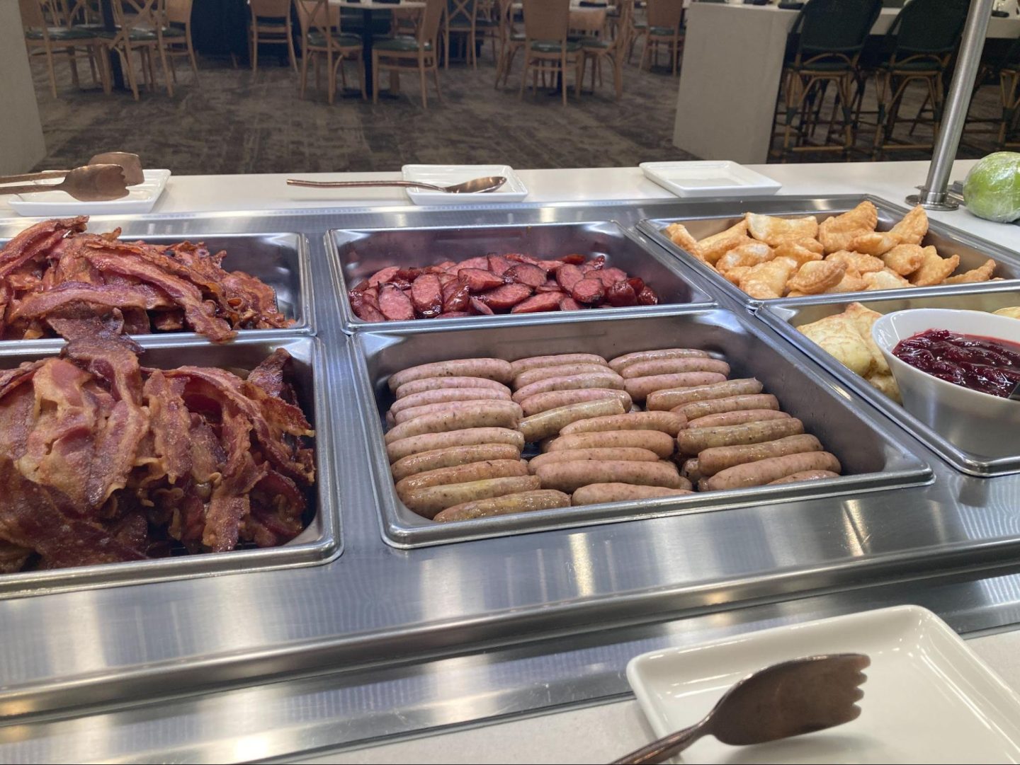 DoubleTree by Hilton at the Entrance to Universal Orlando sunshine cafe free breakfast buffet sausage