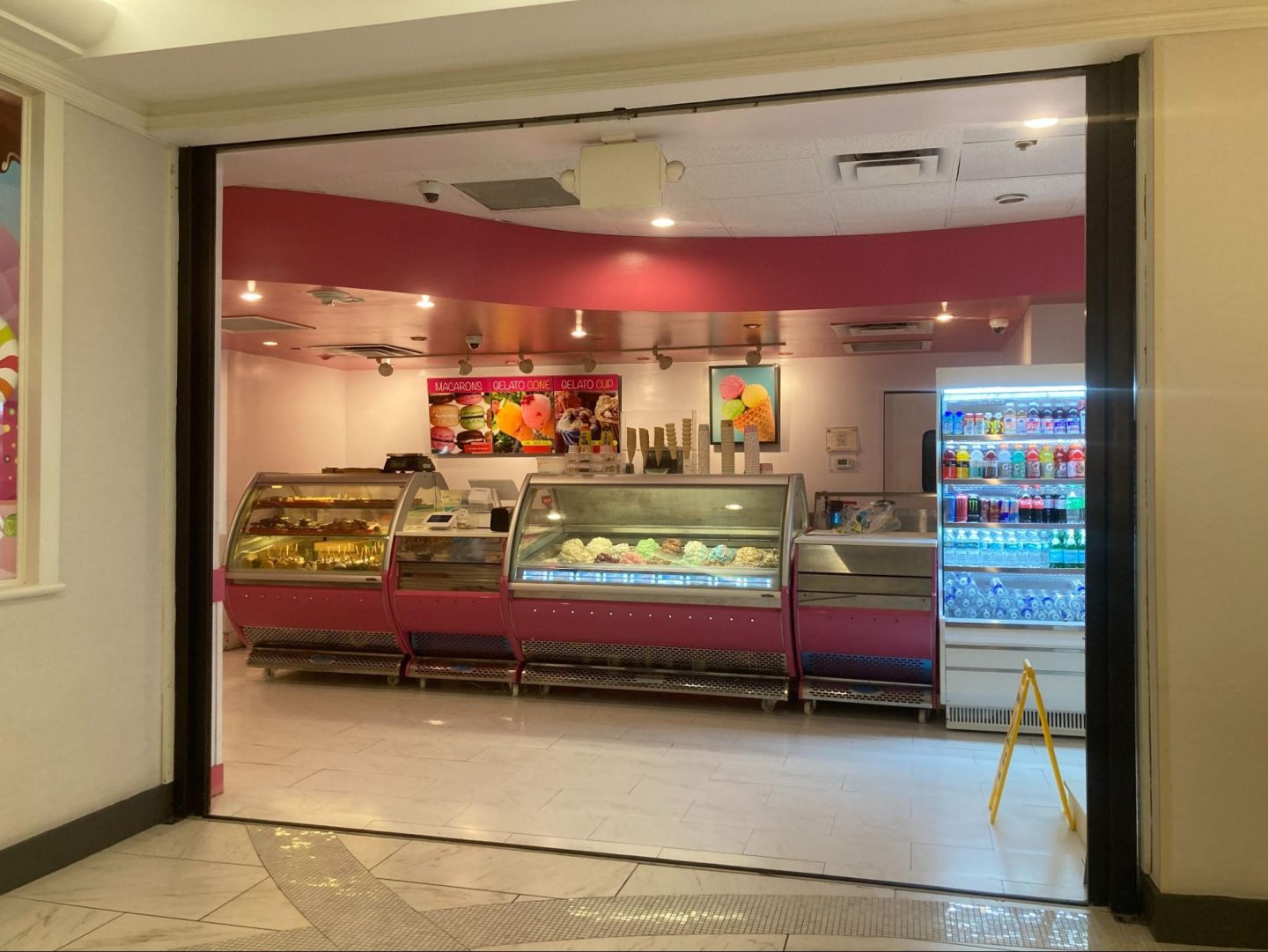 DoubleTree by Hilton at the Entrance to Universal Orlando gelato shop