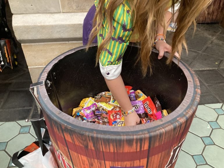 Barril de dulces para la fiesta de Halloween de Mickey que no da tanto miedo