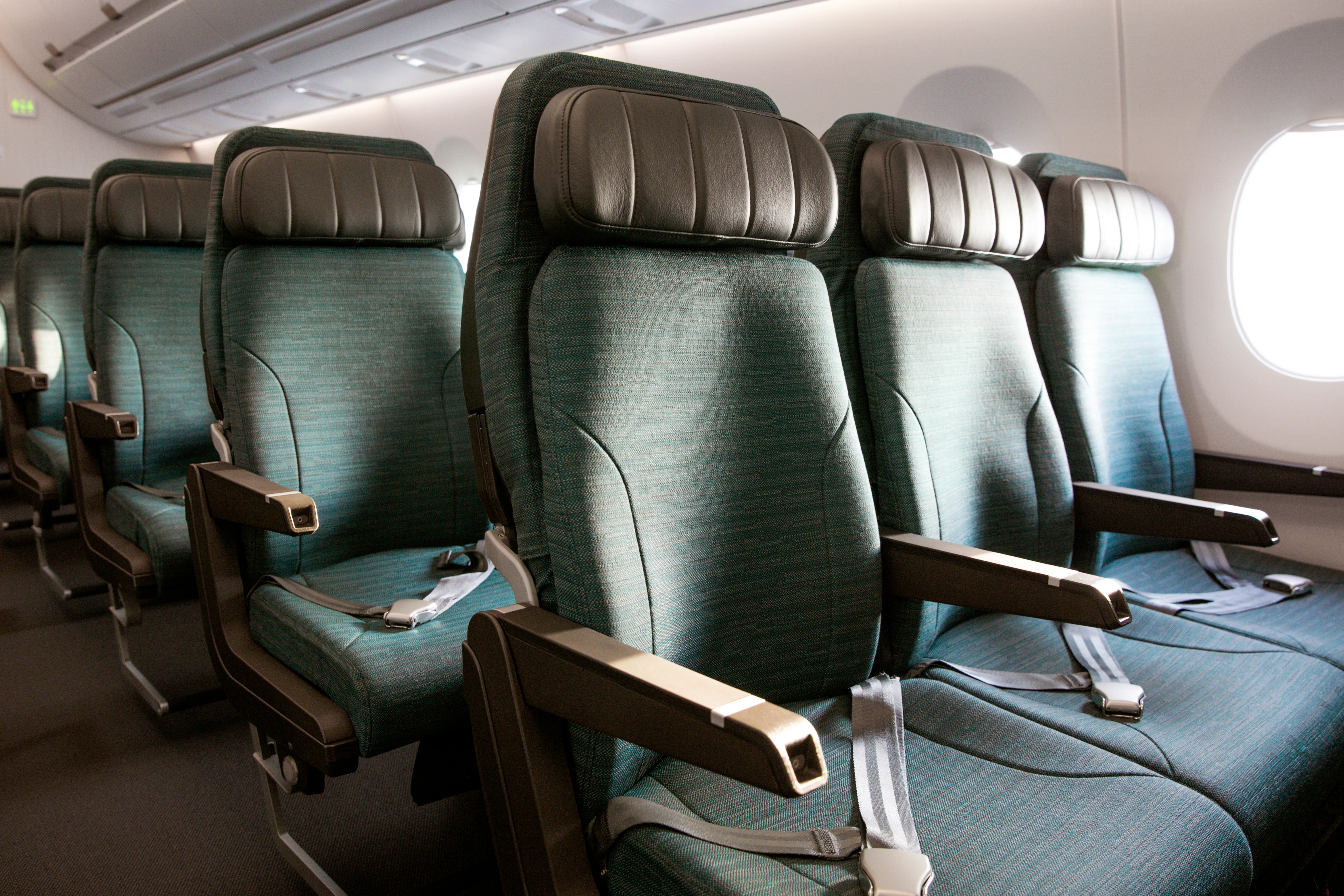 Cathay pacific carry on baggage allowance international on sale