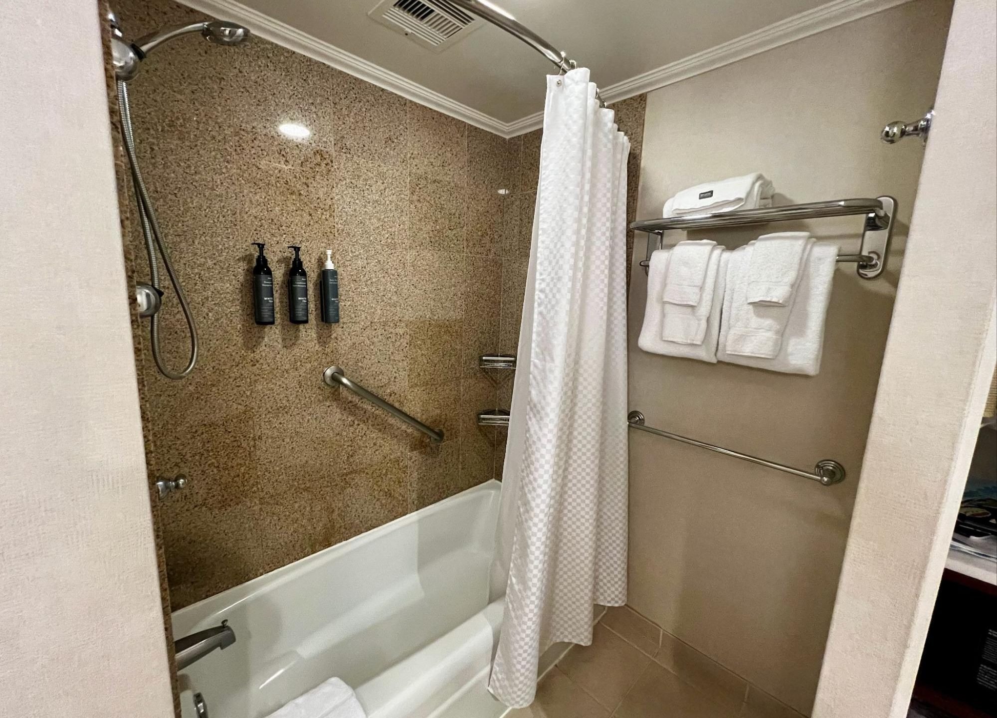 Moana Surfrider, A Westin Resort & Spa review bathroom