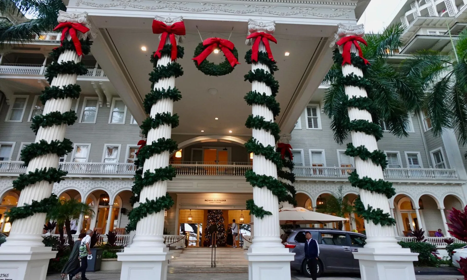 Moana Surfrider, A Westin Resort & Spa entrance lobby